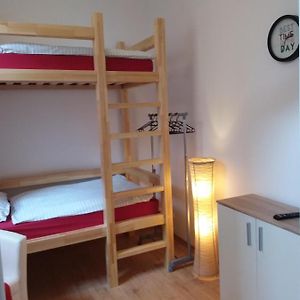 Kleines Zimmer mit zwei Einzelbetten